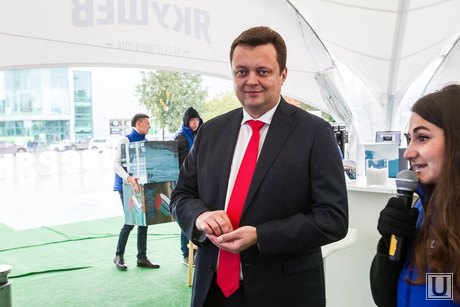 Кандидат в губернаторы Михаил Селюков в агитпалатке Якушева. Тюмень