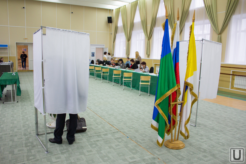 Участки для голосования нижневартовск. Одежда комиссии на выборах.
