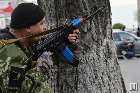 Ситуация на востоке Украины. Луганск. Захват здания МВД, автомат, луганск, захват мвд