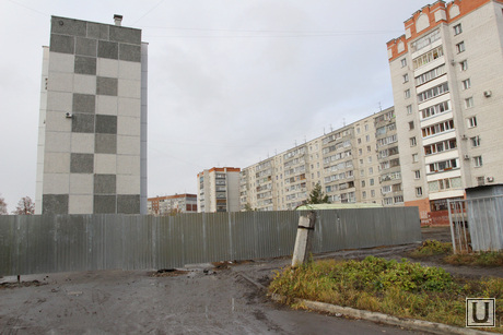 Стройплощадки Курган, забор стройки, узкая дорога, рихарда зорге 5