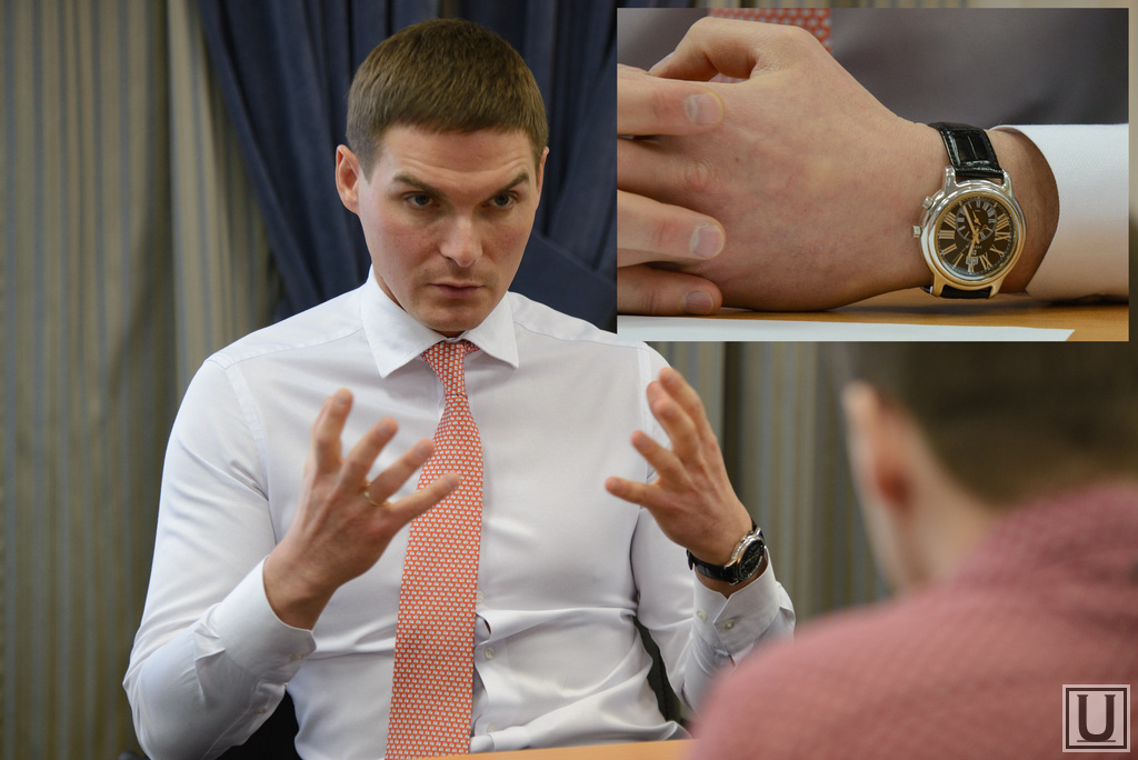 На какой руке москва. Навальный часы на руке. Часы политиков. Ношение часов на правой руке. Какие часы носят русские политики.