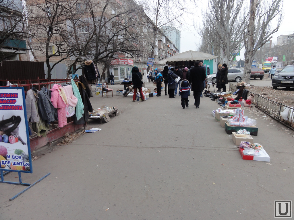 В Луганске начали ставить городскую елку