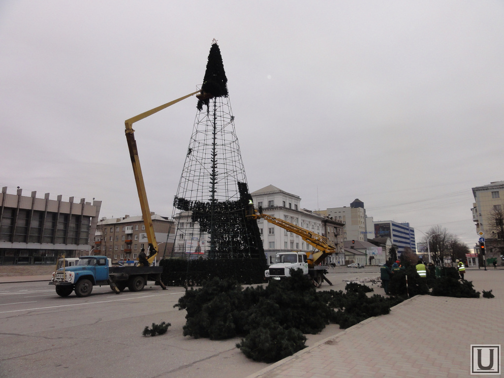 В Луганске начали ставить городскую елку