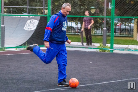 Олег Чемезов играет в футбол. Тюмень, чемезов олег