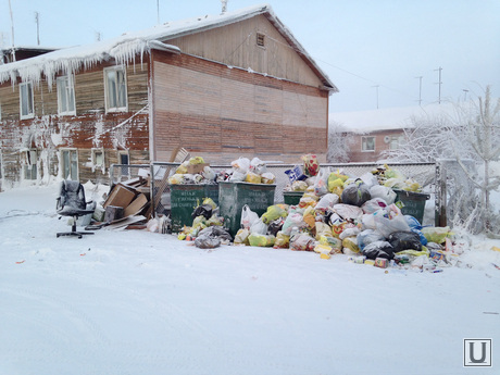 Снежные улицы Салехард, мусор, мусорные контейнеры, мусорные баки, кресло на мусорке