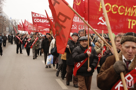 Шествие коммунистов в Тюмени  , флаги кпрф, шествие коммунистов, колонна