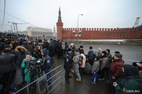 Люди несут цветы к месту убийства Бориса Немцова. Москва