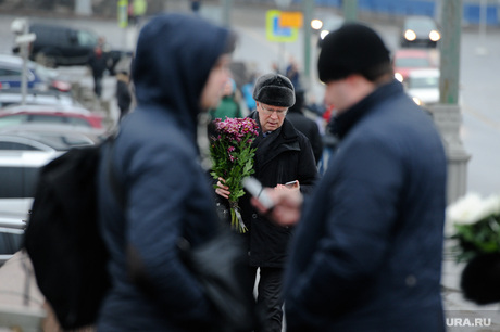 Люди несут цветы к месту убийства Бориса Немцова. Москва
