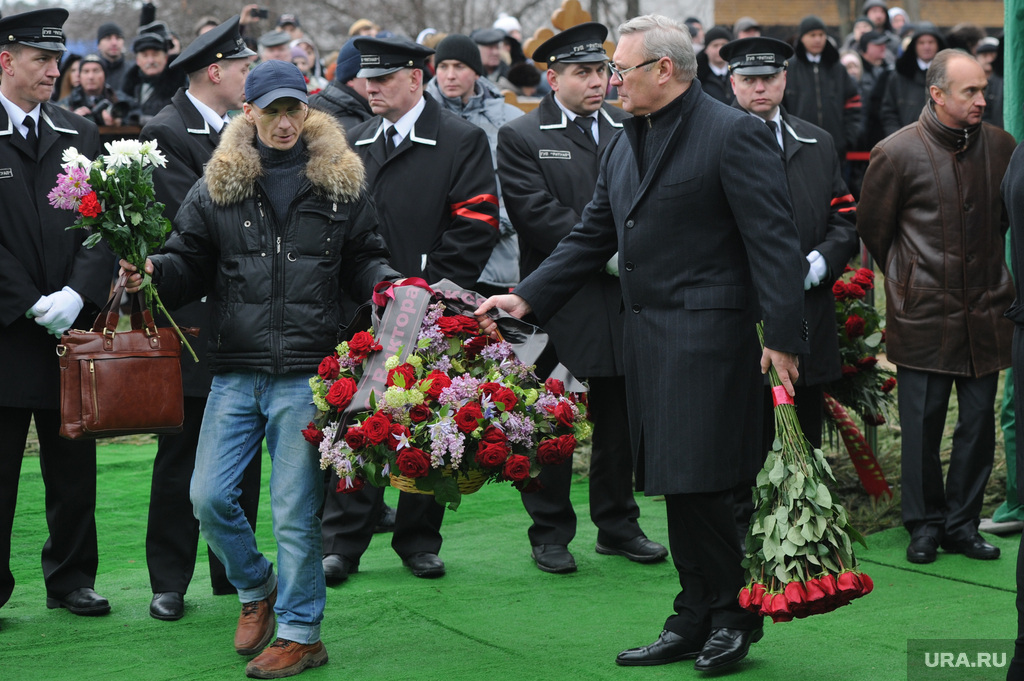 Бориса немцова похоронят. Похороны Бориса Немцова. Немцов на похоронах Ельцина.
