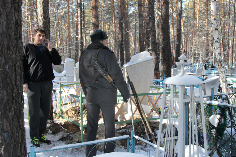 Силовики на кладбище села Кетово хотят пересчитать гробы