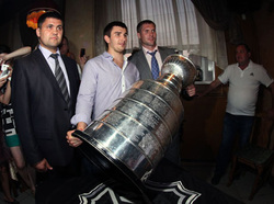 Войнов больше часа фотографировался с болельщиками, когда привез свой первый Кубок Стэнли в Челябинск 