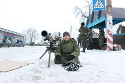 Январь 2015 г, город Свердловск Луганской республики. Бойцы казачьего атамана Гайдея ждут в гости вооруженную колонну из Луганска 
