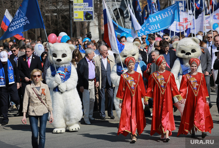 Первомай (1 мая). Челябинск, девушки в национальном костюме, шествие, маскот