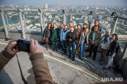 Клипарт. Екатеринбург, туристы, фото на память, обзорная площадка