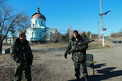 После плена Владимир (слева) вернулся в Новосветловку, чтобы эксгумировать и опознать расстрелянных ополченцев и поставить им памятник. 
