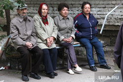 Встреча кандидата в депутаты Сидорова с избирателями Курган, пенсионеры на скамейке
