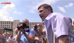 Глава ДНР Александр Захарченко не любит появляться на публике на костылях (во время Дебальцевской операции он был ранен в ногу). Но сегодня он не мог не выйти к народу 