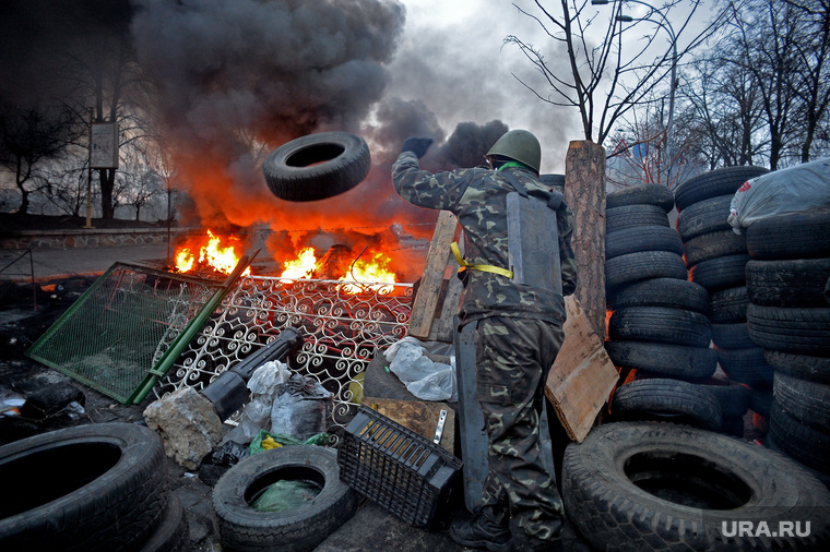 Майдан. Украина.  Киев, майдан, баррикады, беспорядки, революция, покрышки, огонь