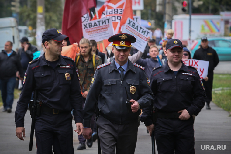 Шествие и митинг в поддержку мигрантов. Екатеринбург, полицейские, шествие, охрана порядка