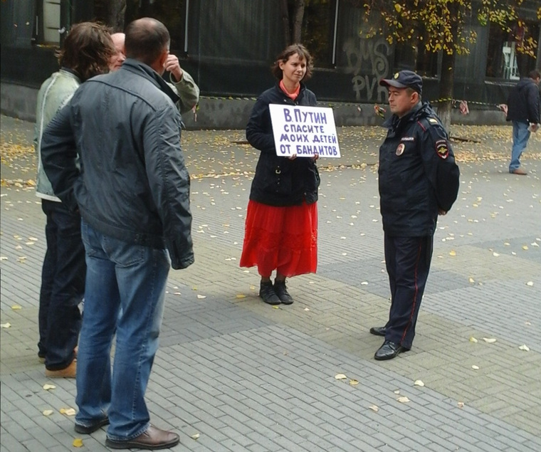 Мария Кожевникова встала с плакатом «Путин, помоги!» в центре города