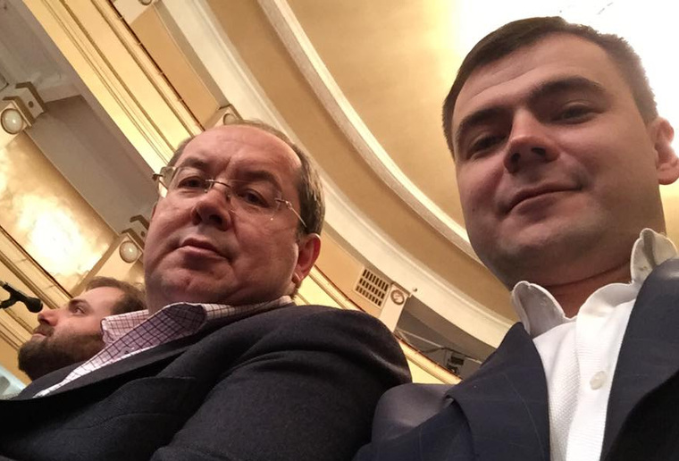 Леонид Гункевич (в очках) и Иван Роженцов (крайний справа) работают с долгами так, что их готовы сравнивать с "урками"