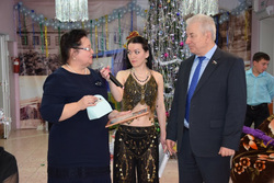 В Борковский детдом регулярно наведываются высокопоставленные гости. На фото — депутат Тюменской областной думы Александр Крупин. 