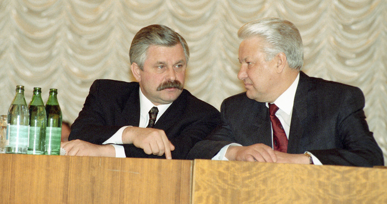 Главные лица эпохи 90-х  - первый президент РФ Борис Ельцин и вице-президент Александр  Руцкой