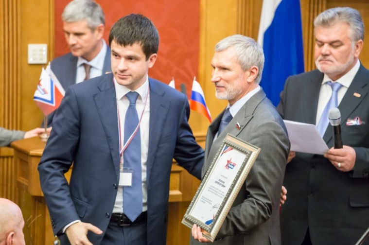 Официально Сергей Власенко получил за высокий результат на выборах благодарность. Неофициально — может получить пост