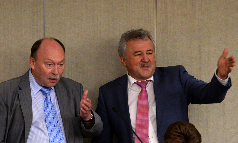 Глава комитета по транспорту Госдумы Евгений Москвичев (справа) — самая непонятная фигура 