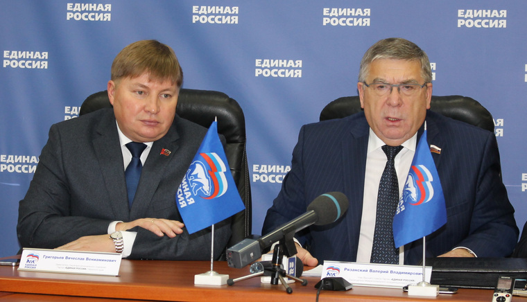 Валерий Рязанский (справа) разграничил задачи "партии власти" и деятельность пермского губернатора