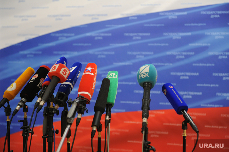 Государственная Дума. Москва, телевидение, пресс-конференция, флаг россии, микрофоны
