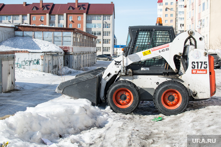 Снег в Салехарде, 8 апреля 2015, уборка снега, снегоуборочная техника