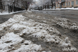 Город- снег грязь  Курган, мокрый снег, грязь на дороге