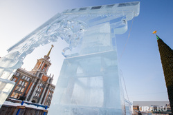 Строительство ледового городка на площади 1905 года. Екатеринбург, ледовый городок