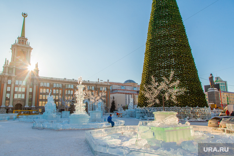 Начало демонтажа ледового городка. Екатеринбург, ледовый городок, администрация екатеринбурга, елка на площади, новый год