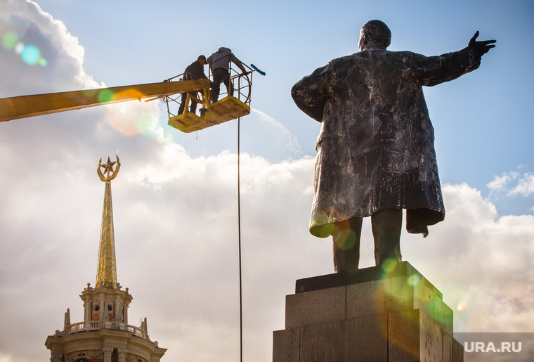Мойка памятника Ленину на площади 1905 года. Екатеринбург, памятник ленину, площадь 1905