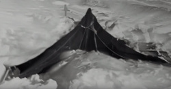 Палатка дятловцев, придавленная снегом — одно из главнейших доказательств версии о сходе мини-лавины — снежной доски 