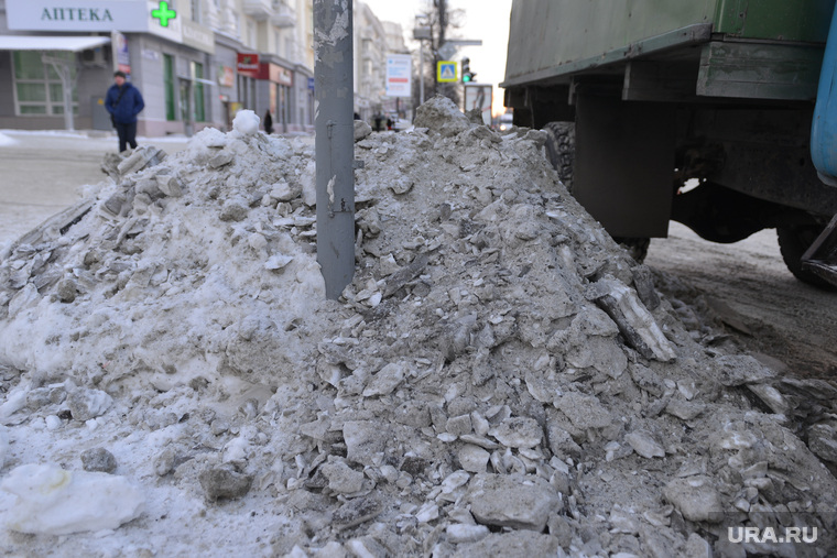 Уборка улиц. Челябинск., куча снега
