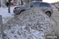 Уборка улиц. Челябинск., парковка, куча снега