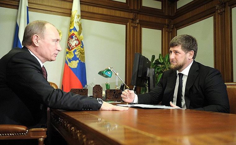 Глава Чечни Рамзан Кадыров (справа) все чаще становится головной болью для Кремля. При этом позиции его слабее не становятся