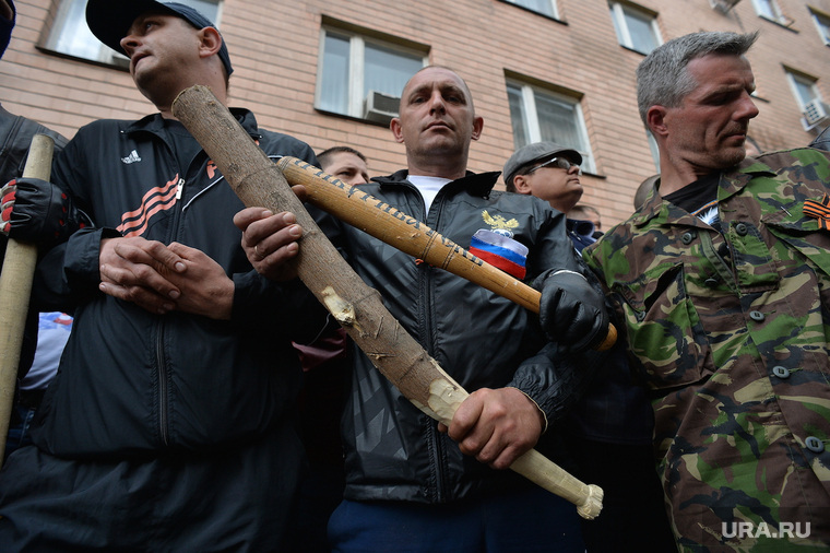 Захват областной администрации. Луганск, народное ополчение, дубина, бита