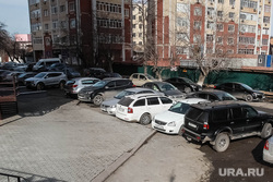 Малые улочки Тюмени — одна сплошная парковка.