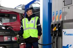МОАП закупает топливо дороже его стоимости на розничных заправках