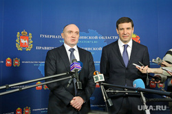 Михаил Юревич (справа) передает область Борису Дубровскому