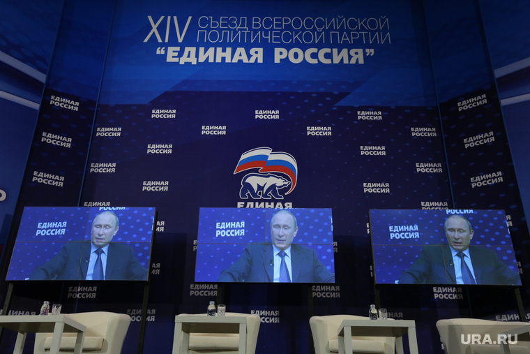 Путин и медведев - на экранах. Съезд ЕР. 1ый день. Москва