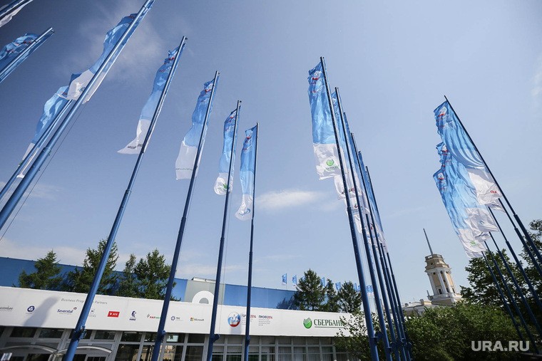 Петербургский международный экономический форум 2014: подготовка площадок. С-Петербург, пмэф, ленэкспо, флаги