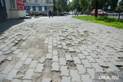 Неблагоустроенный Екатеринбург, тротуарная плитка