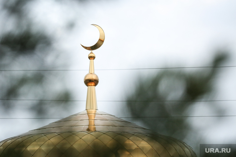 Мусульманский праздник Ураза-байрам. Сургут, мечеть, полумесяц, ислам, конфессия, религия
