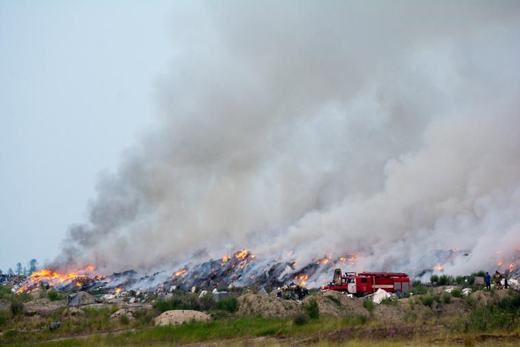 Фото горящей свалки в Новом Уренгое сделано несколько дней назад. С тех пор ничего не изменилось