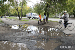 Курган , грязь, лужа на тротуаре